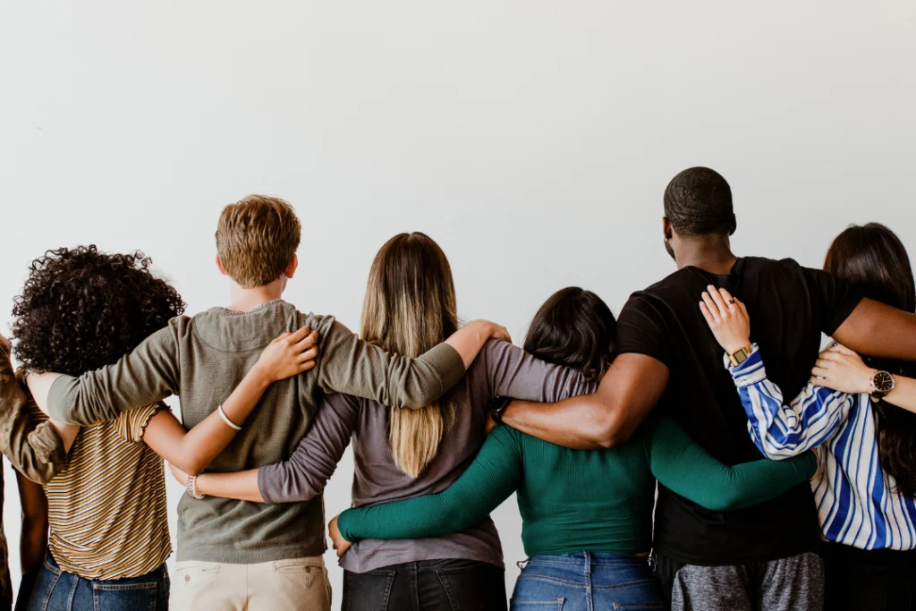 Descolonizar a felicidade, portanto, é aceitar que há muita sabedoria fora das universidades | Foto: Reprodução/ Canva