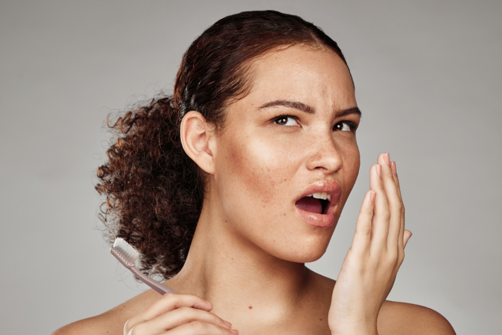A halitose é uma condição que vai além de um simples odor desagradável: afeta a saúde, a autoestima e as relações sociais de milhões de pessoas em todo o mundo, pontuou a Dra. Rivany Silva Lima, odontóloga e estudiosa do assunto | Foto: Reprodução/Canva