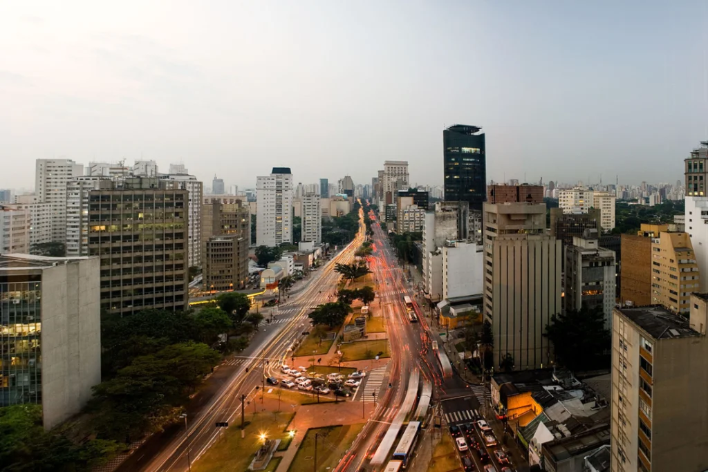 Avenida Faria Lima, em São Paulo, foi alvo de operação do MPSP contra esquema de combustíveis ligado ao crime organizado, que teria sonegado R$ 7,6 bilhões | Foto: Reprodução/Flickr