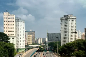 Desde a implantação da Lei Cidade Limpa, em 2007, fachadas comerciais no centro de São Paulo passaram por adaptações que mudaram a paisagem urbana e a estratégia de exposição das marcas | Foto: Reprodução/Canva são paulo transformação