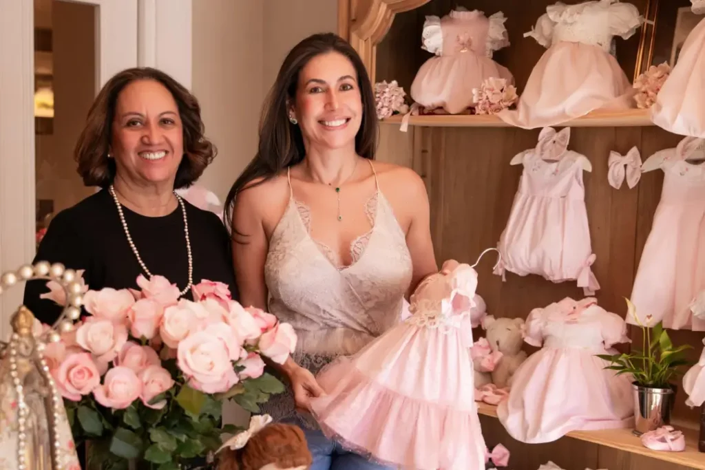 Leila Bandeira Rosa e Ana Patrícia Rosa dividem a gestão da Roana, marca que nasceu de um laço feito em casa e hoje exporta para países como EUA e Arábia Saudita | Foto: Arquivo pessoal