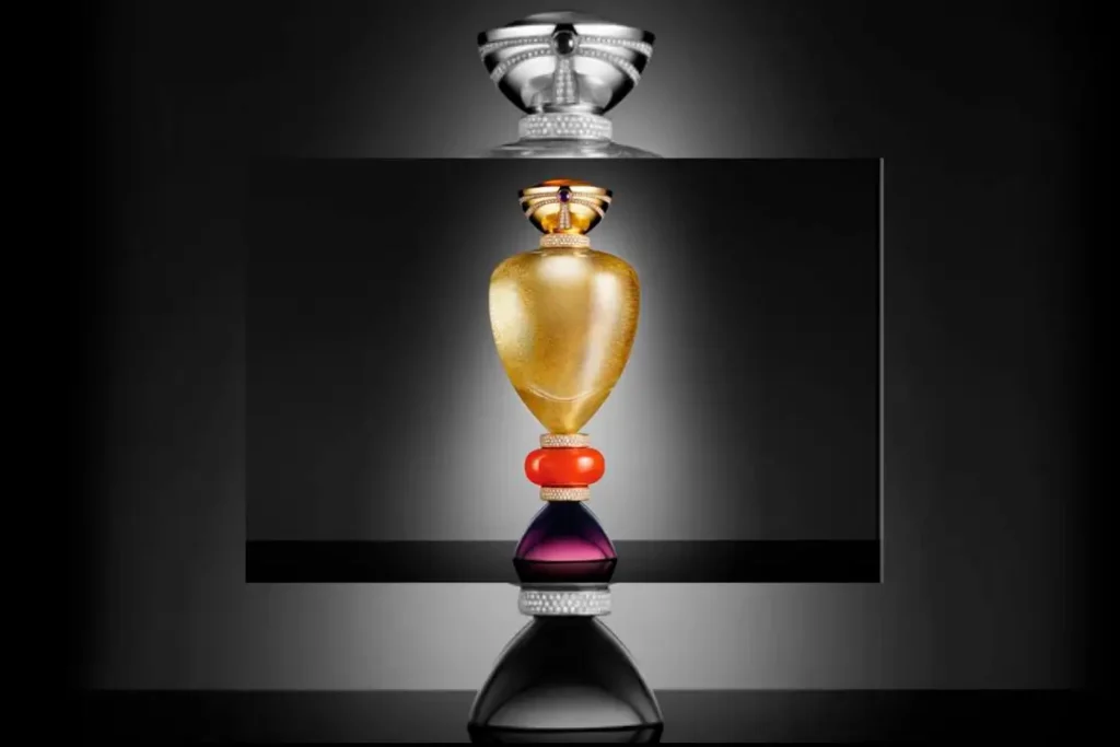 O frasco de Opera Prima é tão impressionante quanto a fragrância. O frasco é feito de cristal, que é cortado à mão e polido para criar uma aparência elegante e sofisticada. A tampa do frasco é feita de metal dourado, que adiciona um toque de luxo | Foto: Reprodução/Mercado de Luxo