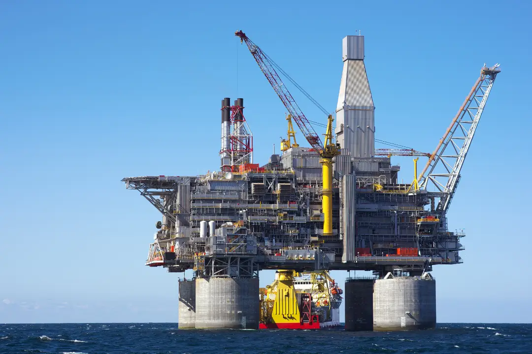 Pré-sal brasileiro atrai petroleira britânica com descoberta estratégica na Bacia de Santos