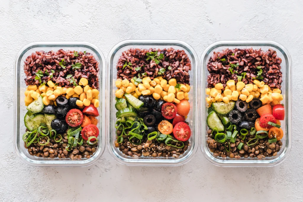 Alimentos baratos no carrinho de compras