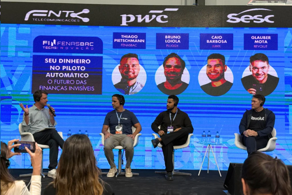 Painel debate finanças invisíveis com IA, blockchain e automação.