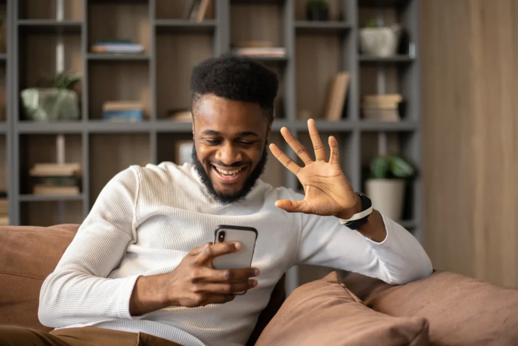 Tela do WhatsApp exibindo opções de agendar chamada e reagir com emojis durante ligação.