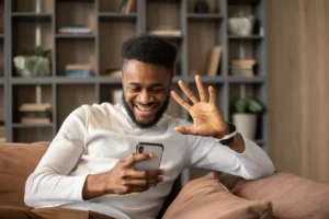 Tela do WhatsApp exibindo opções de agendar chamada e reagir com emojis durante ligação.