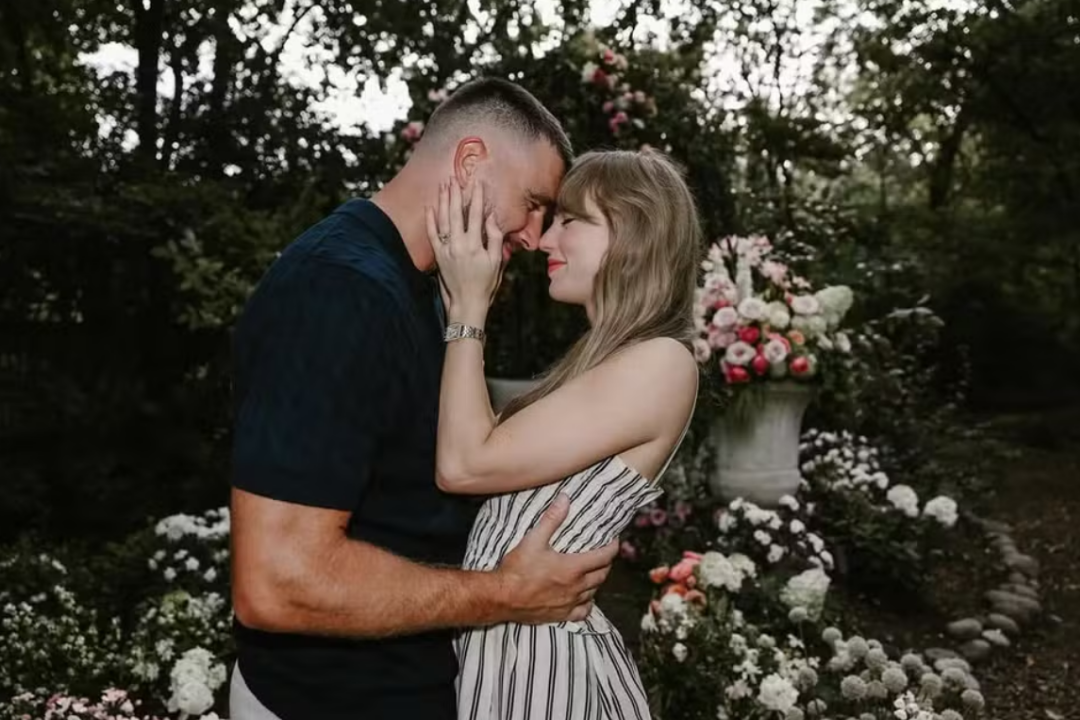 Anel cravejado e vestido clássico: o noivado milionário de Taylor Swift e Travis Kelce