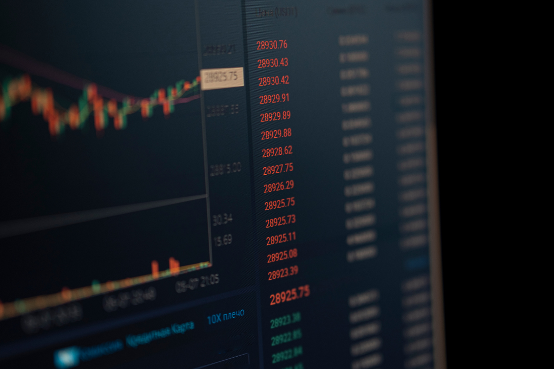 Mercado brasileiro acompanha julgamento no STF e crise externa; dólar e bolsa oscilam