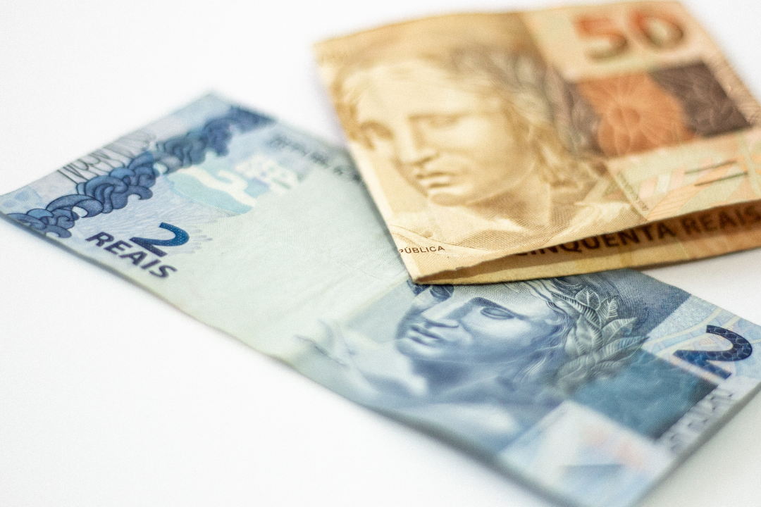 Real se valoriza e dólar perde força no mundo em 2025, aponta levantamento