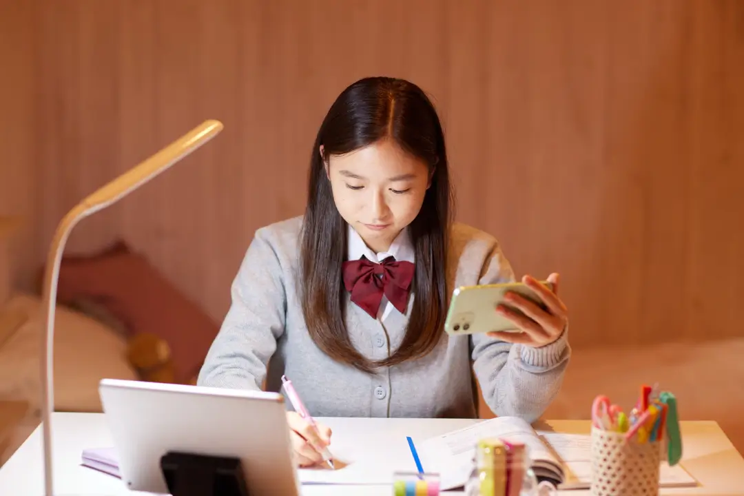 Estudantes do ensino médio utilizam inteligência artificial em pesquisas escolares, mas apenas um terço recebe orientação formal nas escolas | Foto: Reprodução/Canva