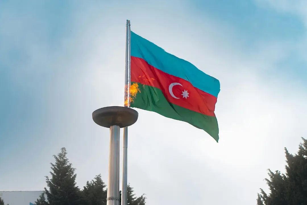 Azerbaijão firmou acordo para oferecer bolsas de estudo a estudantes brasileiros em áreas como energia renovável e transformação digital | Foto: Reprodução/Canva