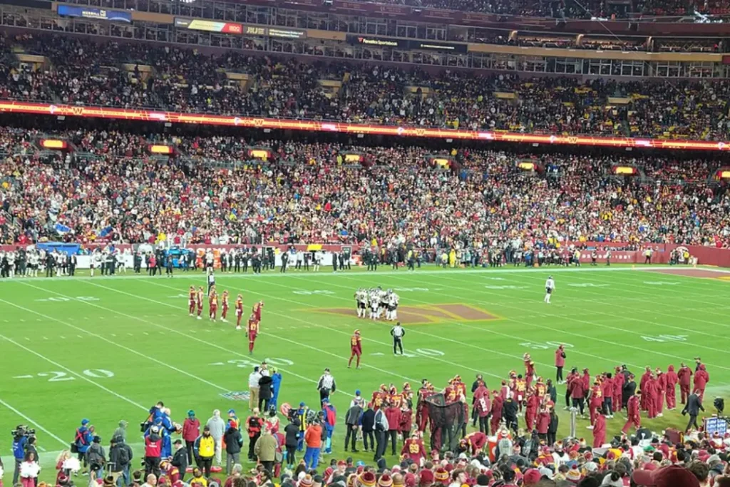 A NFL movimenta bilhões em transmissões, franquias e eventos, cresce no Brasil e já gera centenas de milhões para a economia local | Foto: Reprodução/Wikimedia Commons