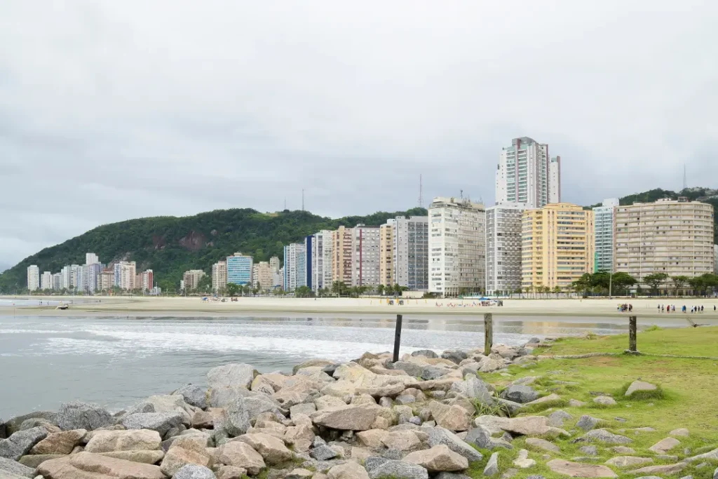 A cidade de Santos é motor da economia nacional com seu porto, mas enfrenta o desafio da instabilidade do solo, que provoca prédios inclinados e preocupa especialistas | Foto: Reprodução/Canva
