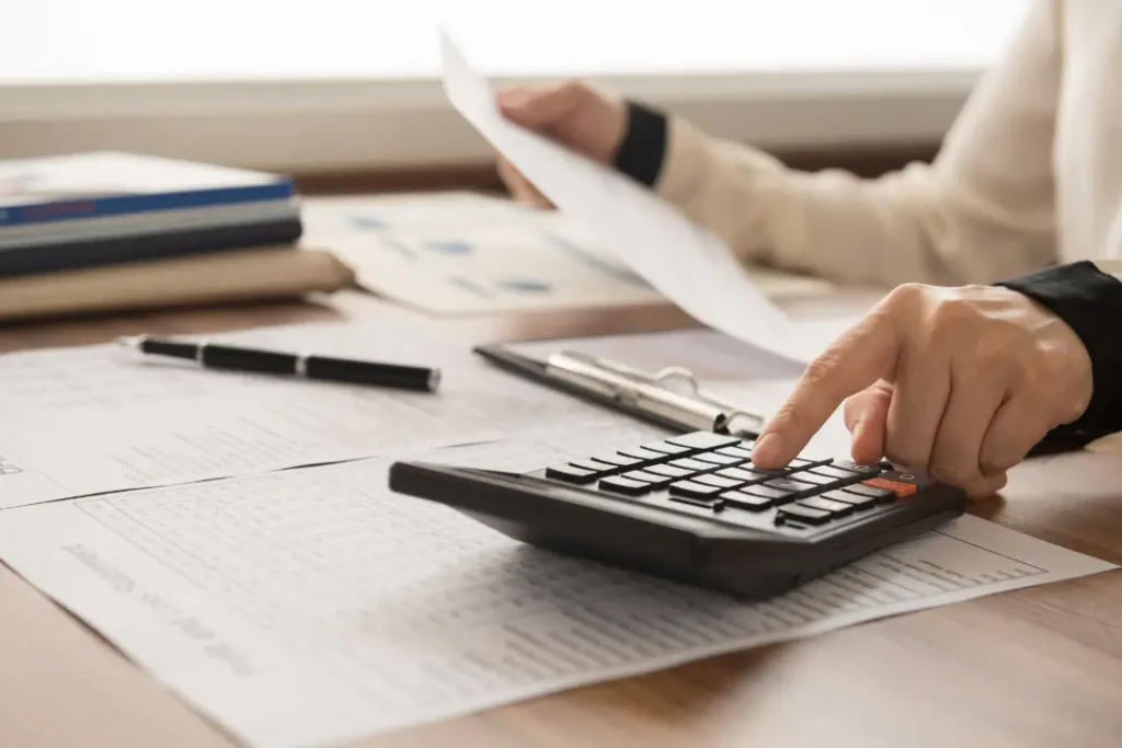 No Brasil, pagar contas vai além do dinheiro: gera estresse, ansiedade e afeta a saúde mental. Entenda como a falta de educação financeira agrava esse impacto | Foto: Reprodução/Canva

investimento
