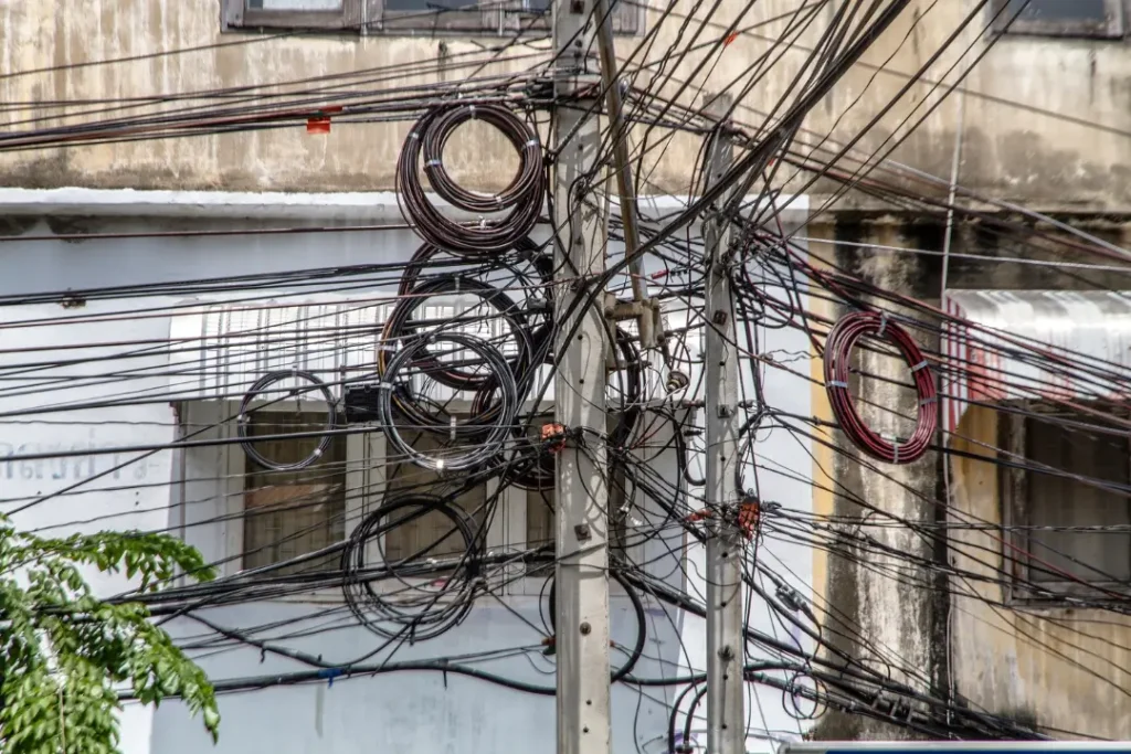 Relatório da Aneel aponta que o furto de energia no Brasil gerou um custo de R$ 10,3 bilhões em 2024, com impacto direto nas tarifas e riscos à população | Foto: Reprodução/Canva