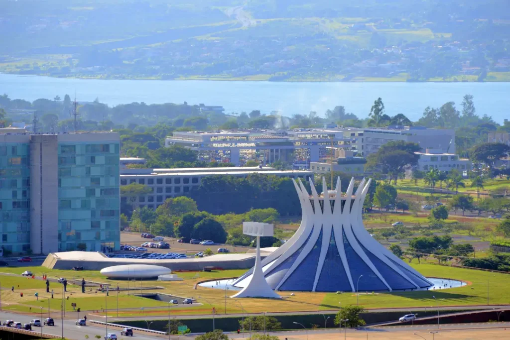 Brasília aposta em mobilidade elétrica, energia solar e áreas verdes para se consolidar como modelo de sustentabilidade urbana no Brasil | Foto: Reprodução/Canva