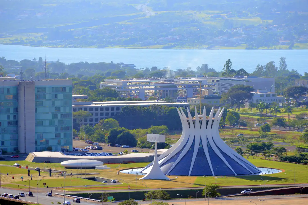Brasília aposta em mobilidade elétrica, energia solar e áreas verdes para se consolidar como modelo de sustentabilidade urbana no Brasil | Foto: Reprodução/Canva