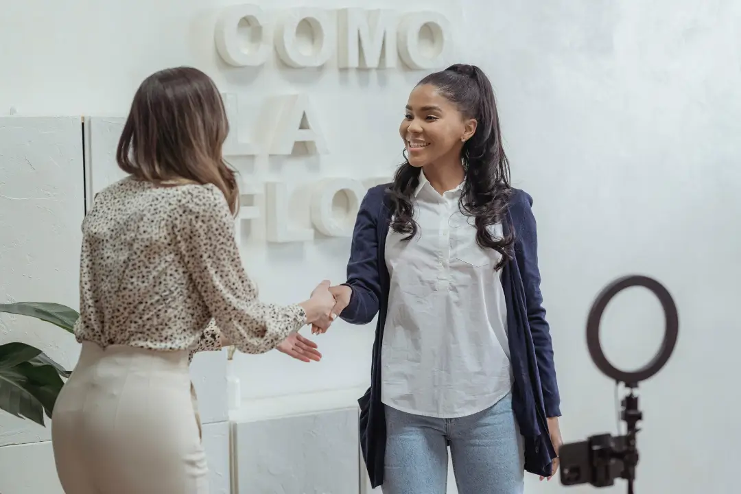 Rotina de trabalho vira palco da Geração Z no TikTok — e desafio para o mundo corporativo