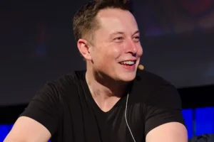 Elon Musk continua no topo da lista dos americanos mais ricos, com patrimônio estimado em cerca de R$ 2,3 trilhões, ampliando ainda mais sua distância em relação aos concorrentes | Foto: Reprodução/Wikimedia Commons mudanças