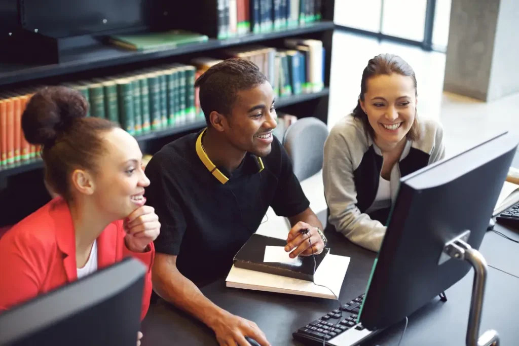 Estudantes que farão o Enem, podem utilizar a IA para auxiliar nos estudos, mas é importante balancear com outros meios de estudos | Foto: Reprodução/Canva