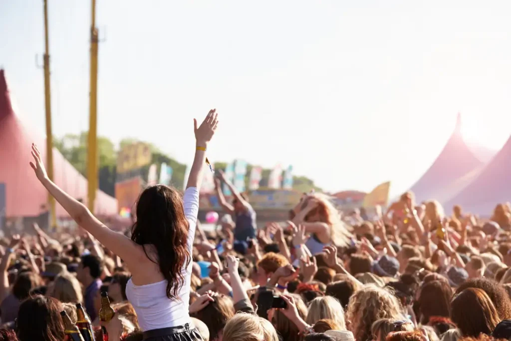Festivais de música no Brasil bateram recorde em 2024, com 364 eventos registrados, segundo pesquisa da plataforma Nozy | Foto: Reprodução/Canva