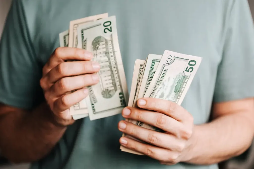 Dólar abre em alta e investidores acompanham cenário político