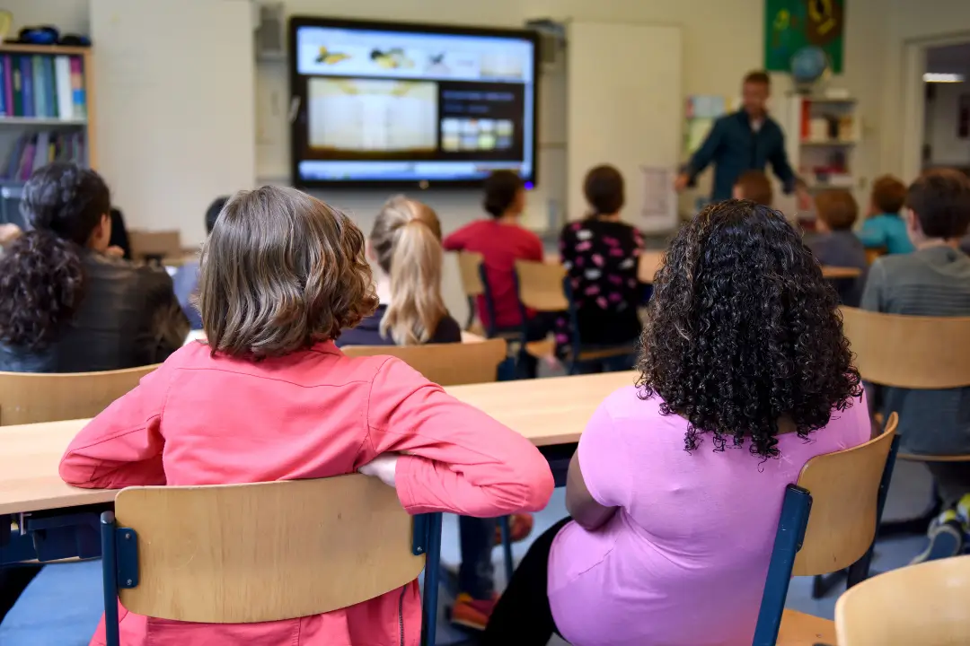 Levantamento do Unicef mostra que milhões de estudantes brasileiros ainda enfrentam atraso escolar, com impacto direto nas oportunidades de aprendizado e de renda futura | Foto: Reprodução/Canva
