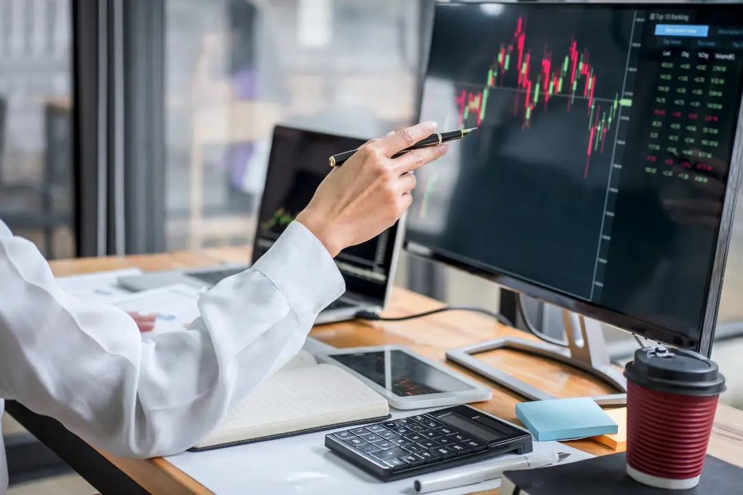 Ibovespa recua, mas ainda estabelece recorde histórico