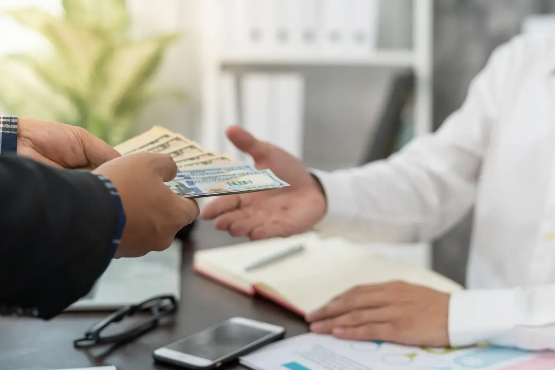 Recebe em duas datas? Veja como planejar seu salário e evitar dívidas