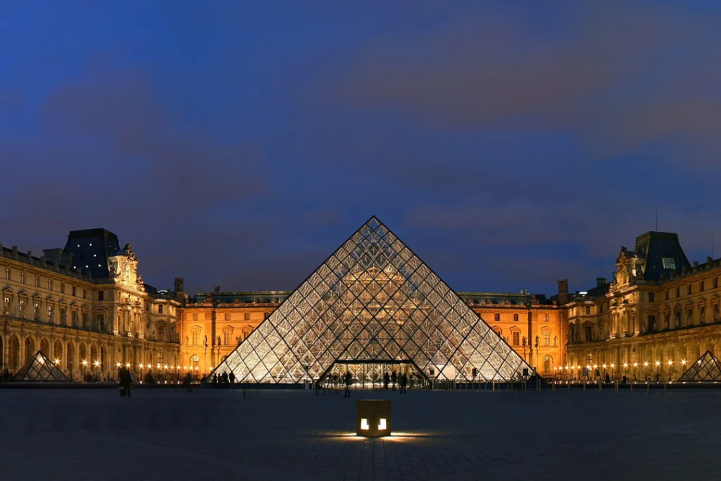 Joias são roubadas no Museu do Louvre