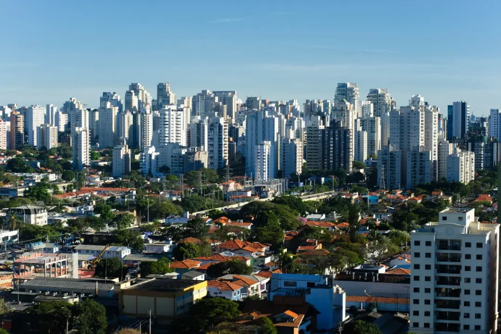 Com preços recordes e falta de espaço, a região da Faria Lima empurra empresas para bairros como Pinheiros, Chucri Zaidan e Santo Amaro, segundo Colliers e Buildings | Foto: Reprodução/Canva