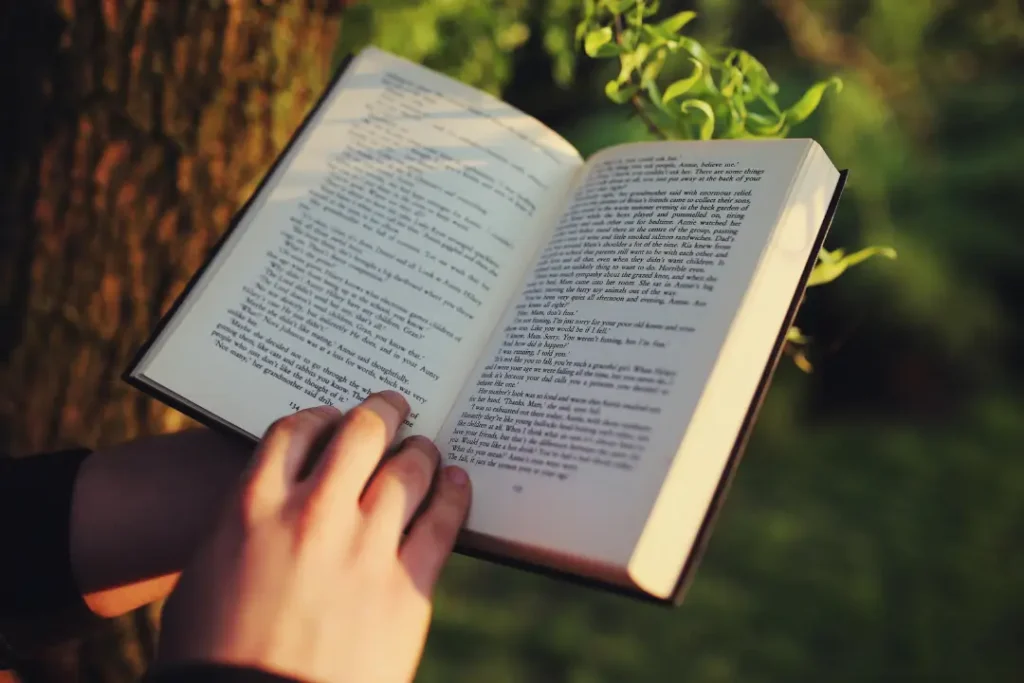 Crescimento nas vendas reflete o retorno do interesse por livros físicos e digitais entre leitores de diferentes idades | Foto: Reprodução/Canva