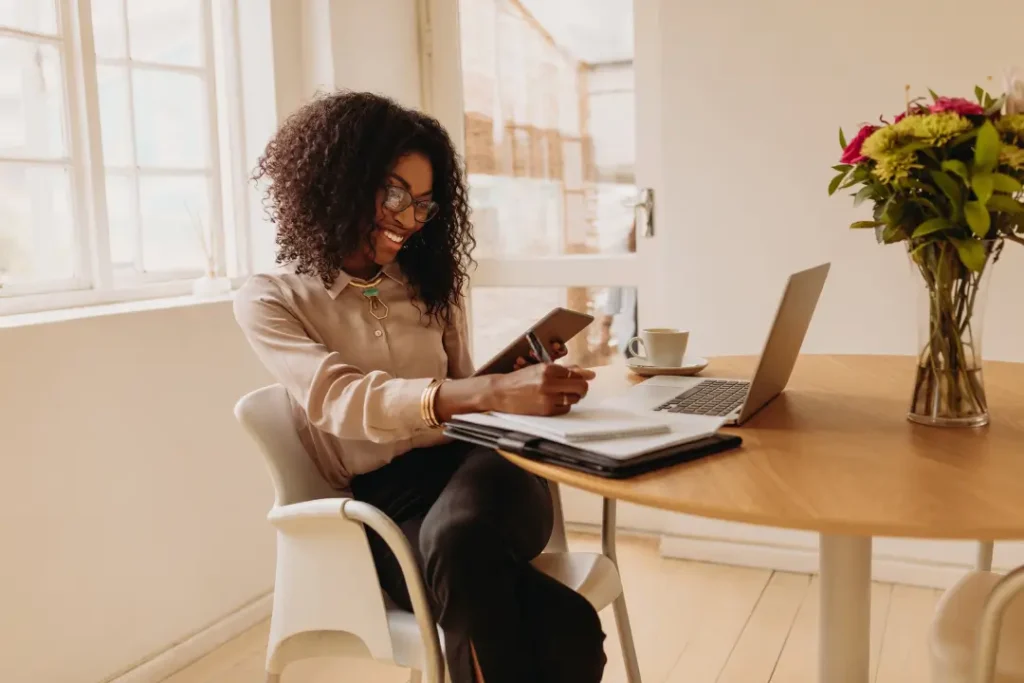 Dados do Censo revelam retrocesso no trabalho em casa e mostram novas rotas que brasileiros percorrem para chegar ao emprego diário | Foto: Reprodução/Canva
ibge