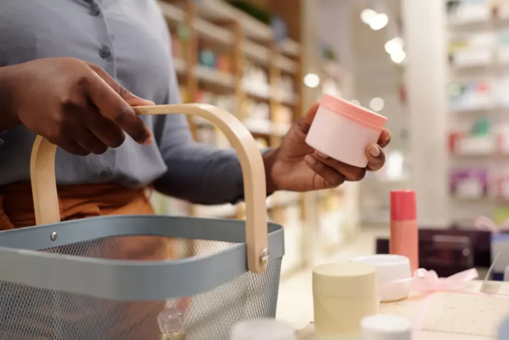 Indicadores de outubro mostram melhora na confiança do consumidor brasileiro, sinal para varejistas antes da Black Friday | Foto: Reprodução/Canva