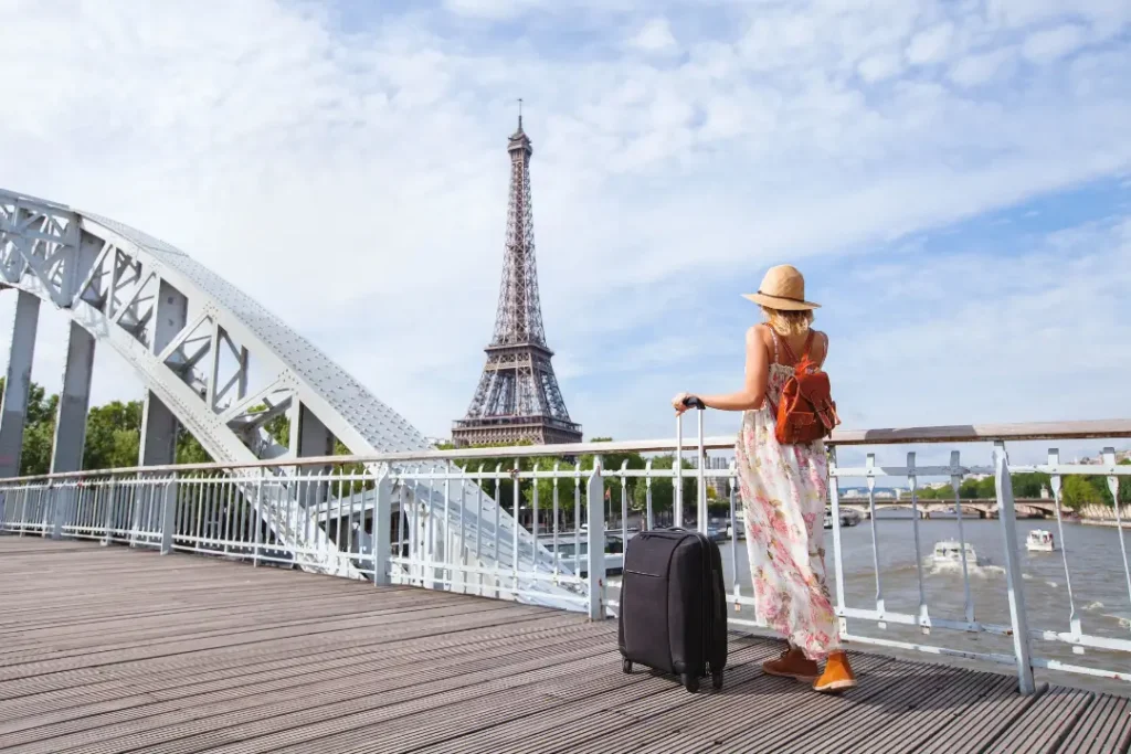 Dividir custos e planejar com antecedência torna o roteiro parisiense mais acessível para viajantes brasileiras | Foto: Reprodução/Canva