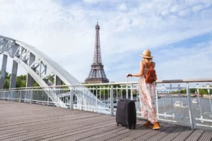 Dividir custos e planejar com antecedência torna o roteiro parisiense mais acessível para viajantes brasileiras | Foto: Reprodução/Canva