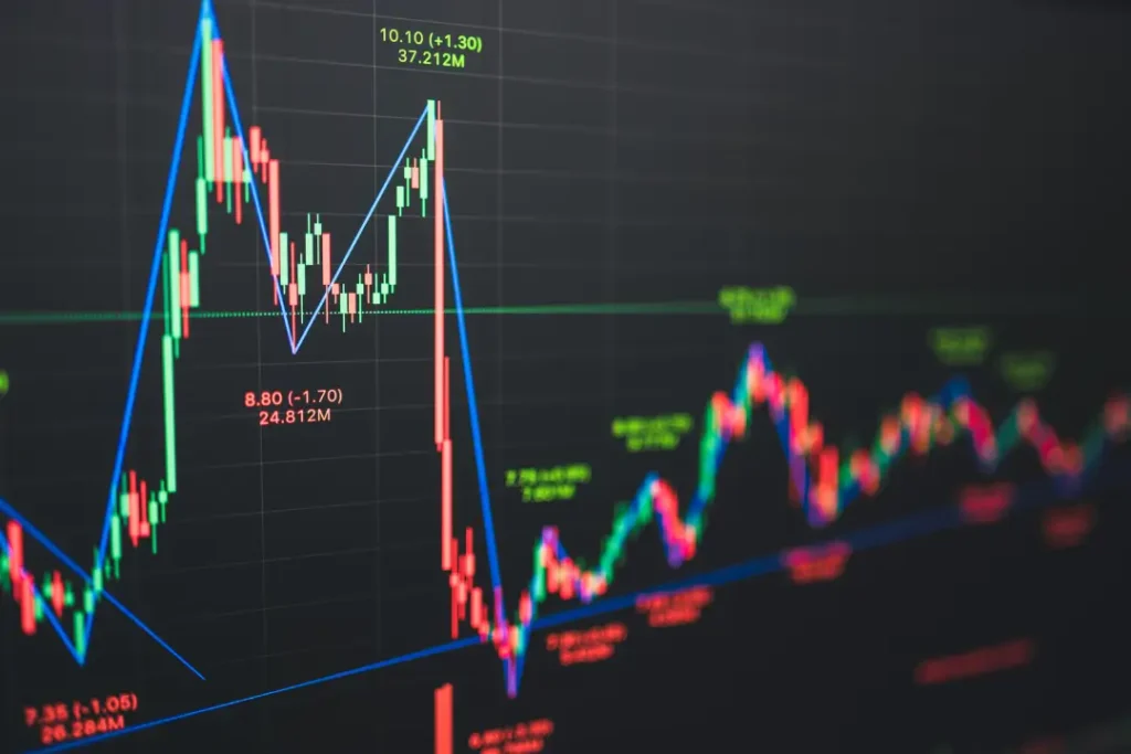 Brasileiros sentem no bolso o impacto dos preços enquanto o mercado projeta inflação menor e leve melhora no PIB para 2025 | Foto: Reprodução/Canva focus

bolsa