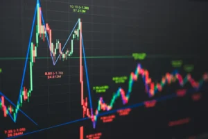 Brasileiros sentem no bolso o impacto dos preços enquanto o mercado projeta inflação menor e leve melhora no PIB para 2025 | Foto: Reprodução/Canva focus bolsa