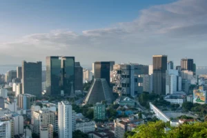 O Rio de Janeiro ganha visibilidade global como destino de turismo e ao mesmo tempo mobiliza a economia local com mais visitantes e gastos | Foto: Reprodução/Canva