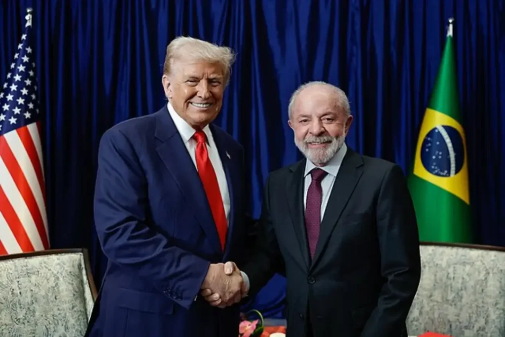 Encontro entre Lula e Trump em Kuala Lumpur sinaliza tentativa de reaproximação diplomática e possível trégua no impasse tarifário entre Brasil e Estados Unidos | Foto: Reprodução/Ricardo Stuckert / PR