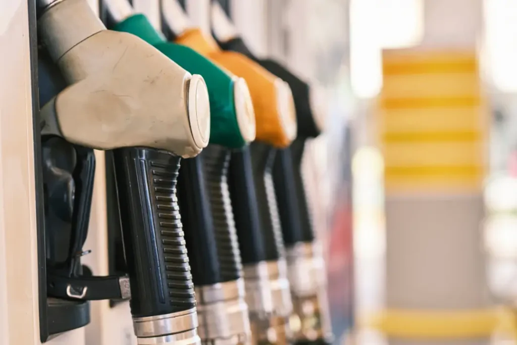 Motoristas enfrentam aumento de preços nas bombas em outubro, com gasolina e etanol em alta mesmo após corte anunciado pela Petrobras | Foto: Reprodução/Canva