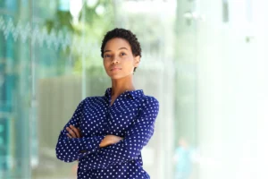 Empreendedoras negras seguem transformando o mercado com mais formação e força, apesar dos desafios de renda e oportunidades | Foto: Reprodução/Canva