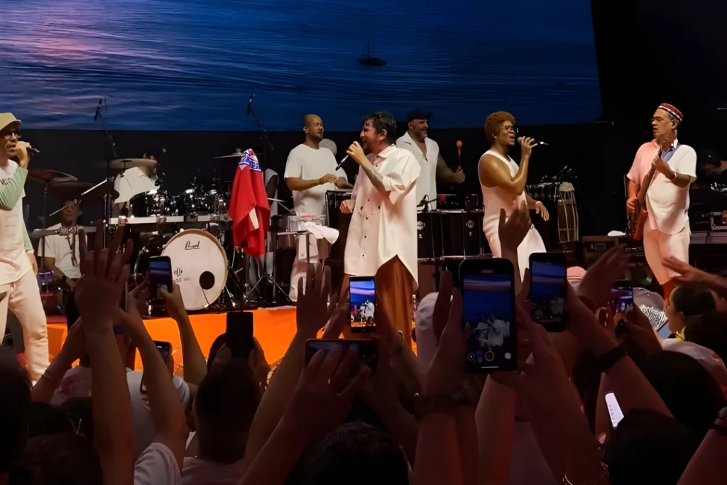 Ao som do axé e sob o pôr do sol, Saulo Fernandes celebra a música baiana