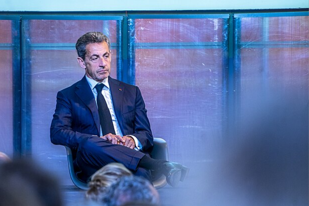 Sarkozy é preso: ex-presidente da França cumpre pena por caso de dinheiro vindo da Líbia