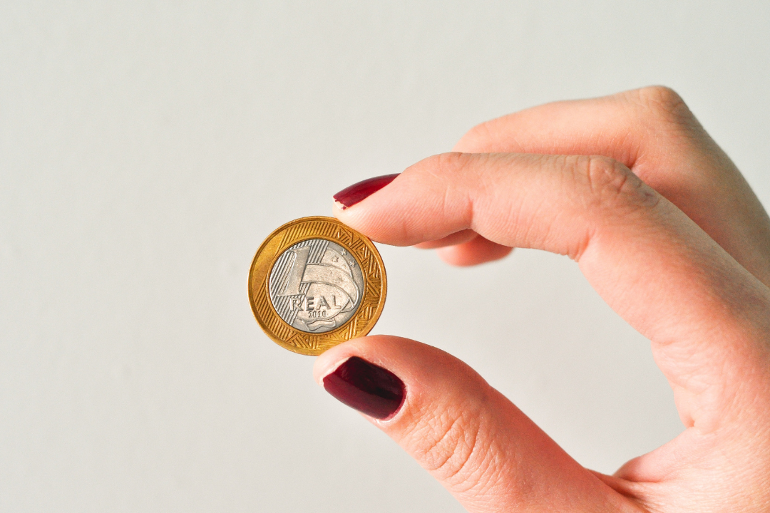 Real é a 3ª moeda que mais se valorizou em relação ao dólar, em 2025