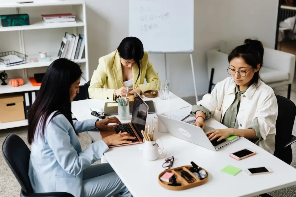 Diferenças salariais persistem no mercado de trabalho, afetando principalmente mulheres negras e mantendo desigualdades mesmo com avanços na ocupação feminina | Foto: Reprodução/Canva