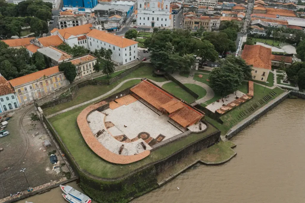 Os setores de hotelaria, transporte e alimentação se beneficiam da demanda criada por eventos como a COP30 | Foto: Reprodução/Canva


hospedagem