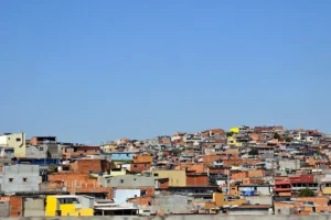 Comunidades que já enfrentam os efeitos da crise climática continuam fora do circuito dos recursos | Foto: Reprodução/Canva