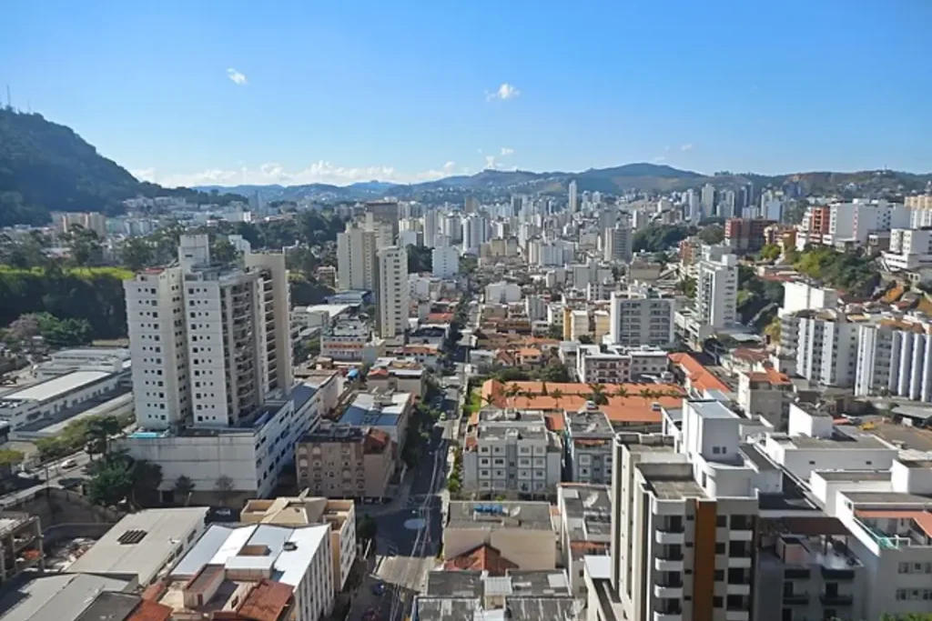 Entre lançamentos e expansão urbana, Juiz de Fora mantém o ritmo de valorização mesmo em tempos de juros altos | Foto: Reprodução/Wikimedia Commons